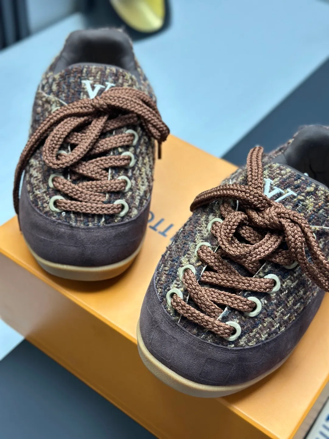 👟👟Ex-factory price 720👟👟 Top version LV-Louis Vuitton-Bread Catwalk New Style 1:1 development replica of the original version! ! The upper foot is very comfortable. It is made of luxurious materials and fine workmanship. The midsole is printed with English letters "Made in Europe". The upper is made of calfskin imported from Italy. The side is decorated with the brand's LOGO and signature. The latest latex foot pads and mesh lining make the foot feel super comfortable. The original two-color TPU combination outsole is specially provided by the original factory. Bag technology Goodyear stitched edges Fabric: Exclusive customized first-layer cowhide Accessories: Exclusive private model Vuitton logo, lining: Customized silk mesh lining - first-layer silk cowhide lining Outsole: TPU combination outsole wear-resistant, non-slip and anti-yellowing Foot pads: new latex pads-mesh sweat-absorbent Counter technology: fully computerized sewing machine wire drawing Toe box back cover Hot and cold shaping Full set of pull-top lasts with medium and low logo patterns Counter packaging - Shoelaces, certificates, cards, instructions, certificates, dust bags, the most complete packaging on the entire network, women's models 35-40 men's models are under development